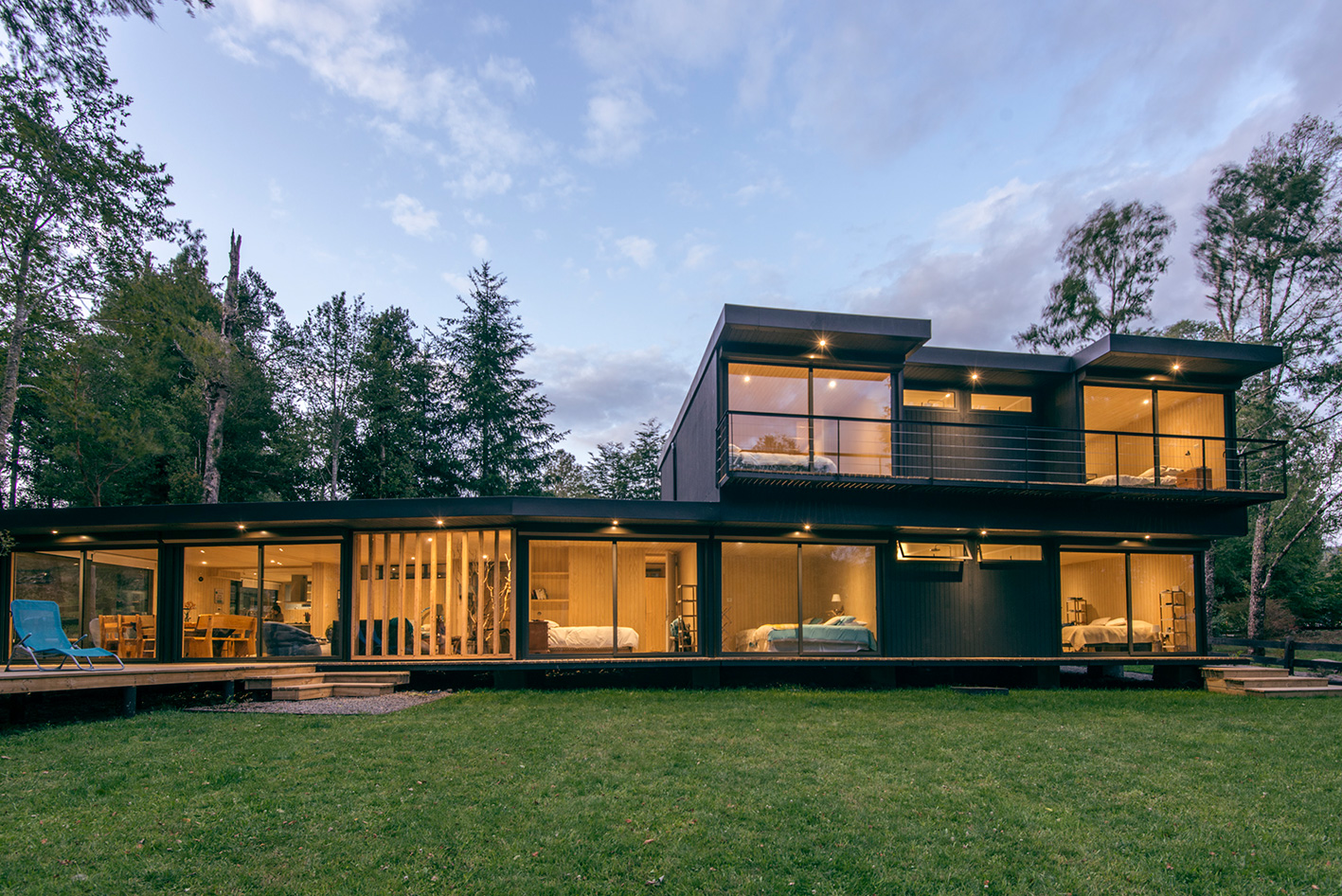Casa modular moderna sendo instalada em um terreno arborizado na região de Curitiba, representando a construção em Campo Largo.