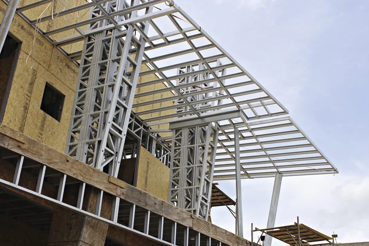 Estrutura de uma casa moderna em construção com perfis de aço do sistema Steel Frame em Curitiba ou Campo Largo